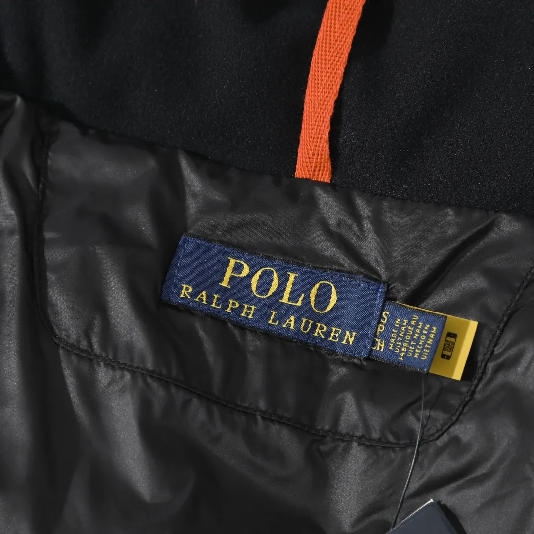 P680 #R58 Ralph Lauren/Ralph Lauren classic new down jacket jacket with detachable hood extra thick plush down jacket men's top "Thousands of stitches of electric embroidery, the logo is like a work of art" The imported Barudan embroidery machine is used to carve the classic polo logo with precision electric embroidery technology. Each letter is full and three-dimensional, with clear details, making it the "most expensive embroidered logo" on the down jacket, highlighting its extraordinary status. "75% national standard high-quality white duck down, light and heat-locking" is filled with 75% high-quality white duck down, which is light and pressure-free, but has excellent warmth retention. After compression, it can quickly rebound and become fluffy, say goodbye to bloat, embrace unburdened warmth, and face the cold winter without timidity. "Technical fabrics that protect against cold and wind and rain" · Long-lasting fluffy and non-stiffening, consistent thermal performance · 400T high-density gallbladder + pinhole retraction technology, completely say goodbye to velvet · Windproof and waterproof matte fabric with adjustable hem, easy to deal with bad weather "Five colors come together to interpret diverse styles" · White: pure first snow, fresh and versatile · Black: classic without limits, calm and atmospheric · Navy blue: low-key and elegant, suitable for both business and leisure · Sky blue: bright and healing, brightening up dull winter days · Khaki: retro and gentle, the first choice for urban wanderers "The details are authentic, the texture is everywhere" The original electroplated YK zipper is smooth and durable, the detachable hood can be worn multiple times, and the original hangtag and washable label ensure authentic quality. The same design for men and women makes it easy to control whether it is used as a couple's outfit or to create personal style, making it an indispensable fashion equipment this winter.  Color: Black, Navy, Khaki, White, Sky Blue Size: S M L